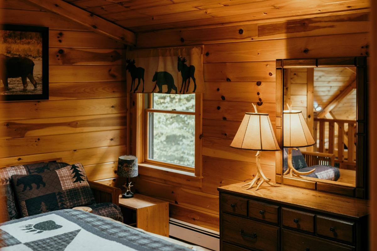 1.2. Amenajare interior cabană - lampă, oglindă, fotoliu, masă, fereastră, perdea, tablou